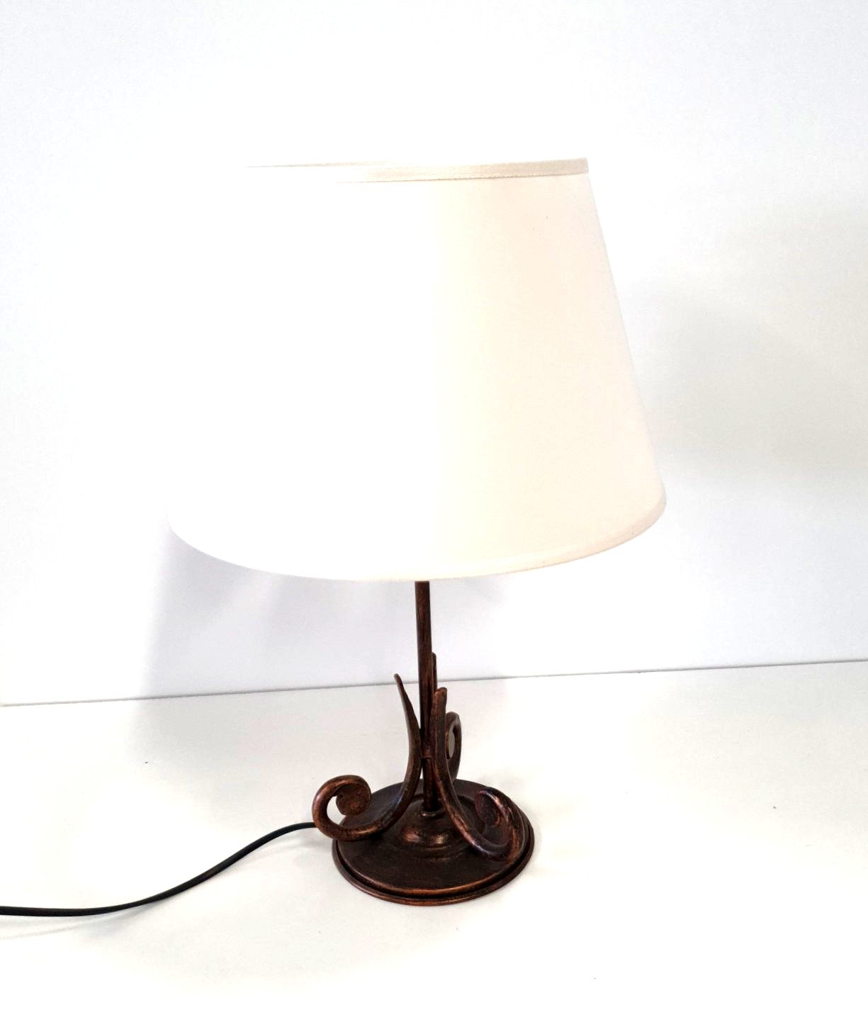 8107 Lampada da tavolo in ferro battuto