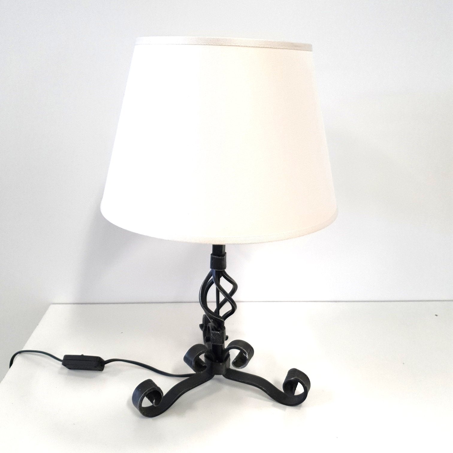 8114 Lampada da tavolo in ferro battuto