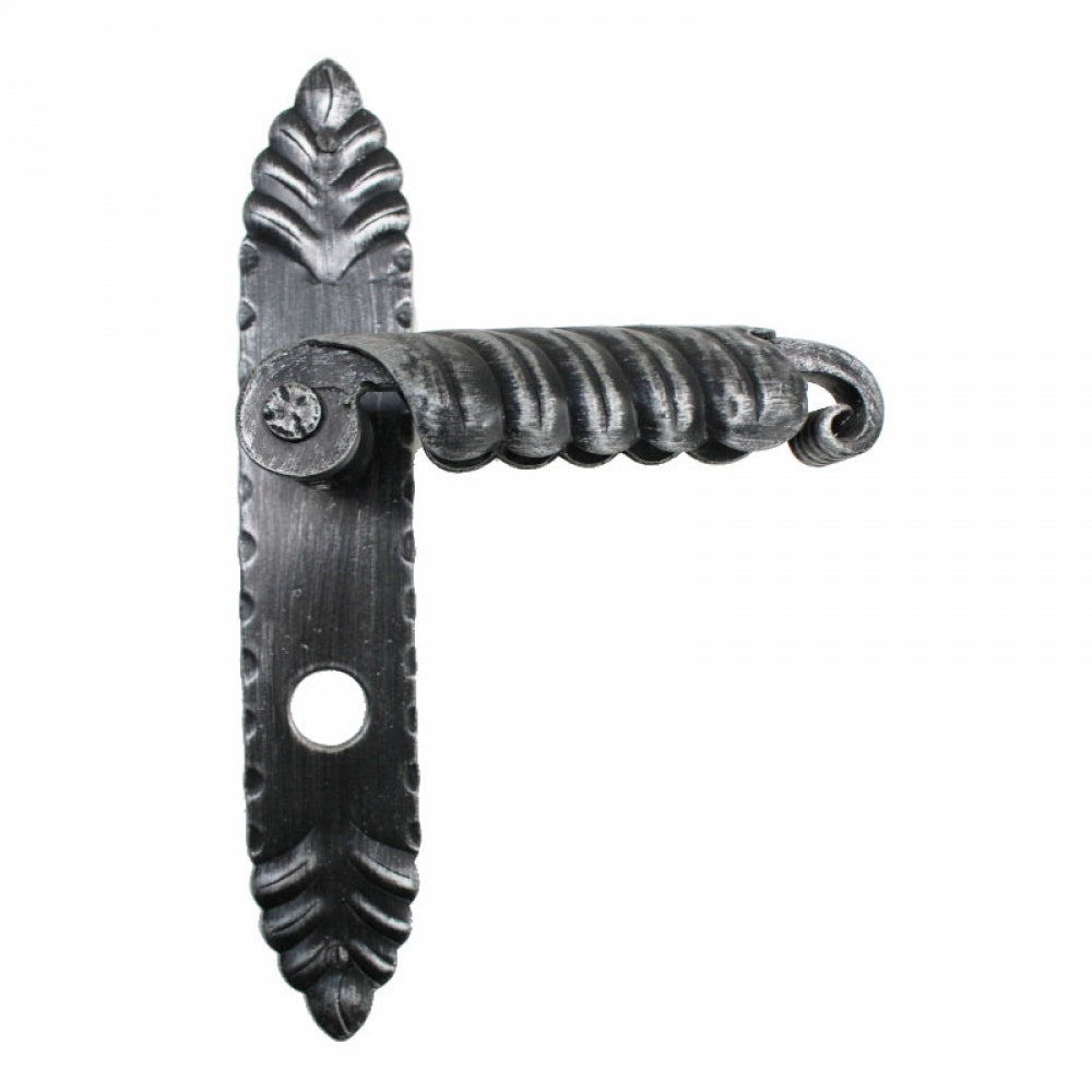 2029 Maniglia con Foglie in Ferro Battuto per Porte su Placca.