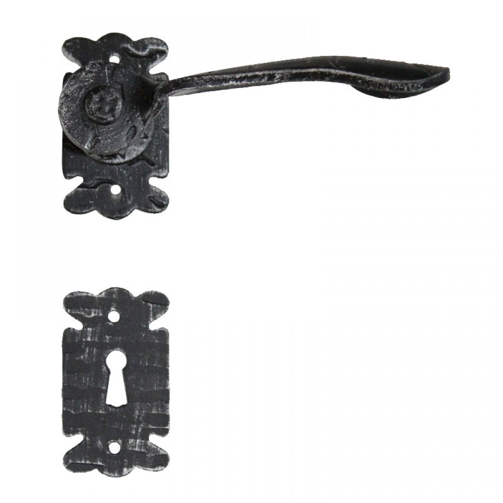 2053 Maniglia in Ferro Battuto per Porte su Rosetta