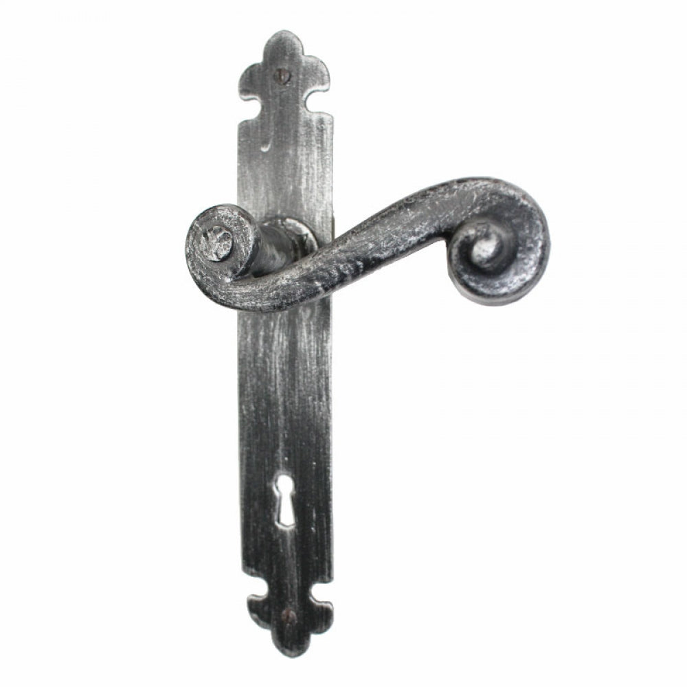 2066 Maniglia in Ferro Battuto per Porte su Placca.